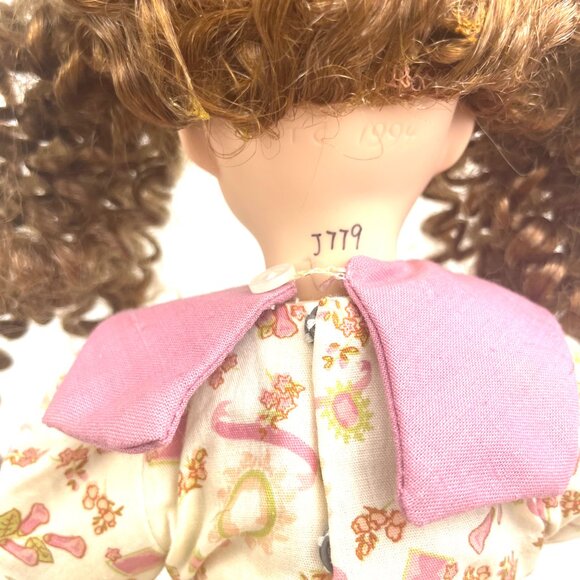 Paradise Galleries Musical Porcelain Doll 15” 1994 TC J779 with Lace Parasol - Picture 11 of 15